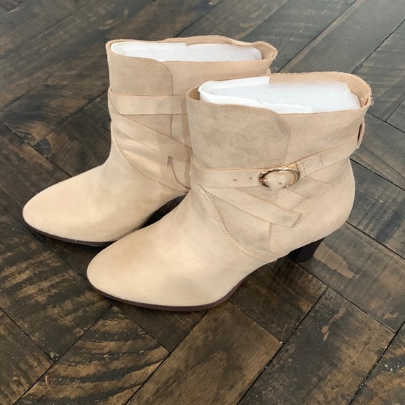 Womens sz 6 pointed toe ankle boots suede beige tan - Picture 1 of 7